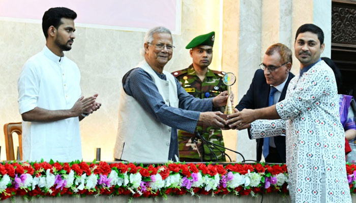 ‘ইয়ুথ ভলান্টিয়ার অ্যাওয়ার্ড’ পেলেন কক্সবাজারের কৃতি সন্তান অধ্যাপক নুরুল আবছার সিকদার