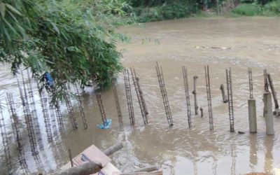 ঈদগাঁও নদীর পাড় দখল করে স্থাপনা, ঘটনাস্থলে ভুমি কর্মকর্তা, দখলদার লাপাত্তা