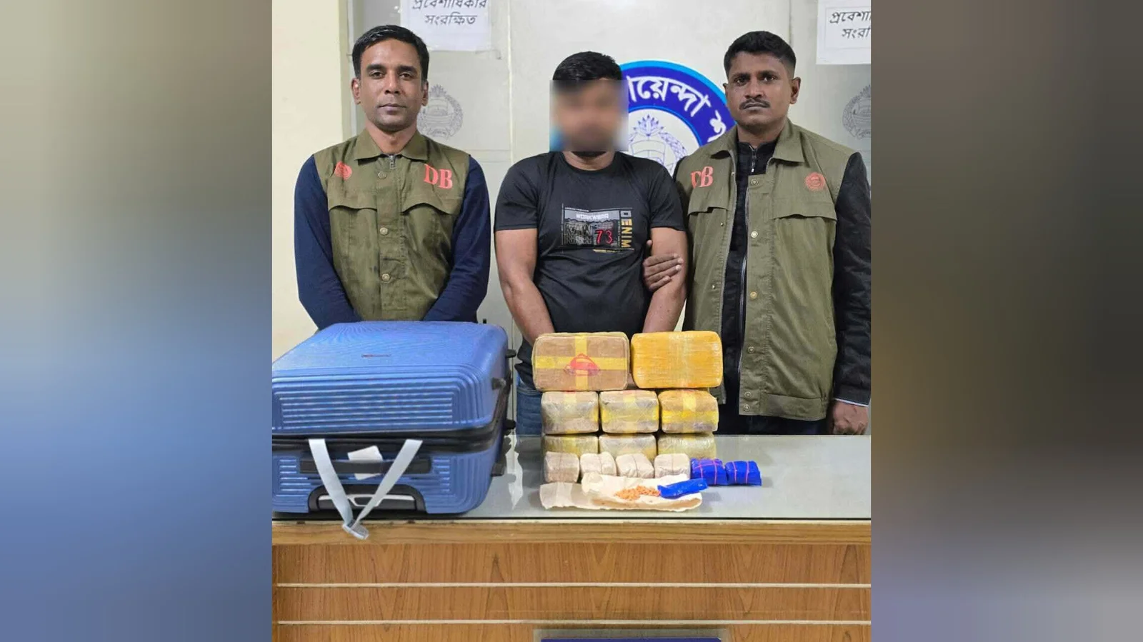 রামু রাবার বাগানে যাত্রীবাহী বাসে তল্লাশী:৯০ হাজার ইয়াবাসহ বাসের হেল্পার আটক