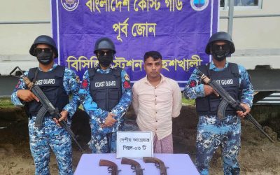 মহেশখালীতে কোস্ট গার্ডের অভিযানে ৩ টি আগ্নেয়াস্ত্রসহ যুবক আটক