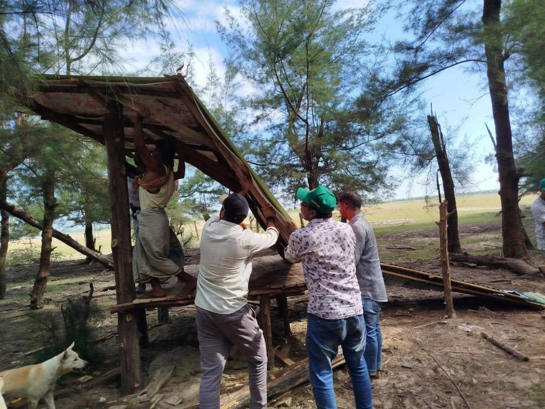 সোনাদিয়ায় বন বিভাগের অভিযানে অবৈধভাবে তৈরি কটেজ উচ্ছেদ
