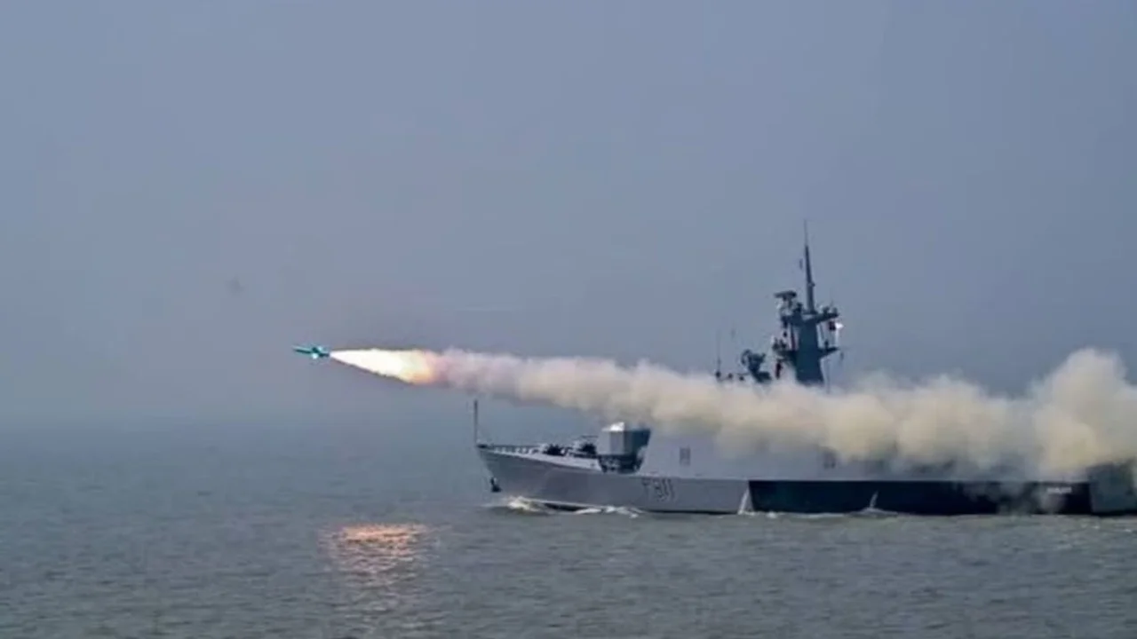 ২ দিন সমুদ্রে মিসাইল ফায়ারিং করবে নৌবাহিনী, নৌযান চলাচলে সতর্কতা
