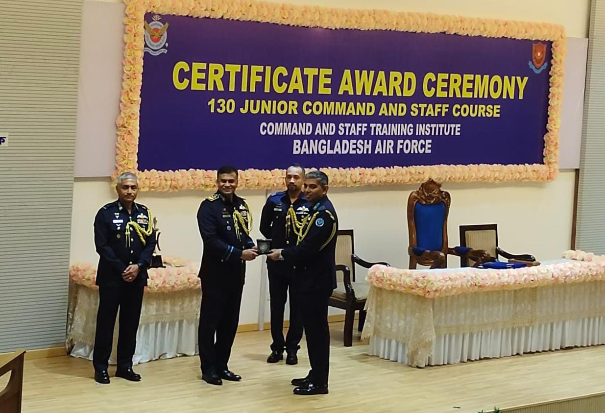 বাংলাদেশ বিমান বাহিনীর ১৩০তম জুনিয়র কমান্ড ও স্টাফ কোর্সের সনদপত্র বিতরণ