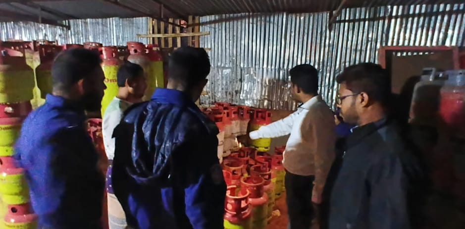 উখিয়ায় অতিরিক্ত দামে গ্যাস সিলিন্ডার বিক্রি: দুই প্রতিষ্ঠানকে জরিমানা
