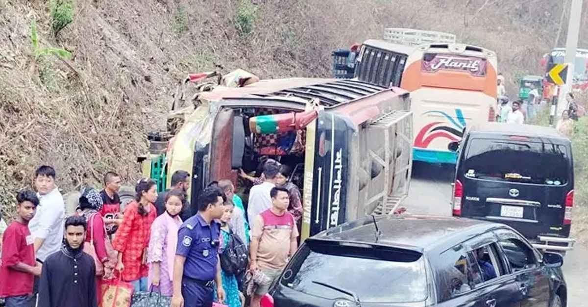রাঙামাটিতে পাহাড়ি সড়কে যাত্রী বাস উল্টে আহত অন্তত ১৯