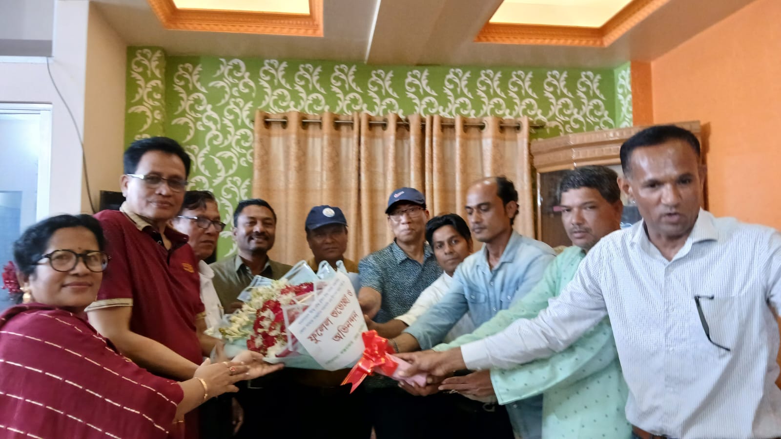 ফুলেল শুভেচ্ছায় সিক্ত এডভোকেট পিন্টু বড়ুয়া, বাসায় গেল সম্মিলিত বৌদ্ধ পরিষদের নেতারা