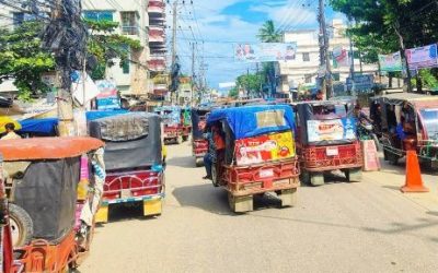 যানজটে হাঁসফাঁস কক্সবাজার: নেপথ্যে বাস-সিএনজি পার্কিং ও টমটম
