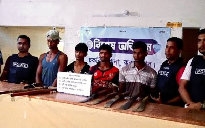 চকরিয়ায় ডাকাতের আস্তানায় পুলিশের অভিযান, অস্ত্রসহ ৫ ডাকাত গ্রেফতার