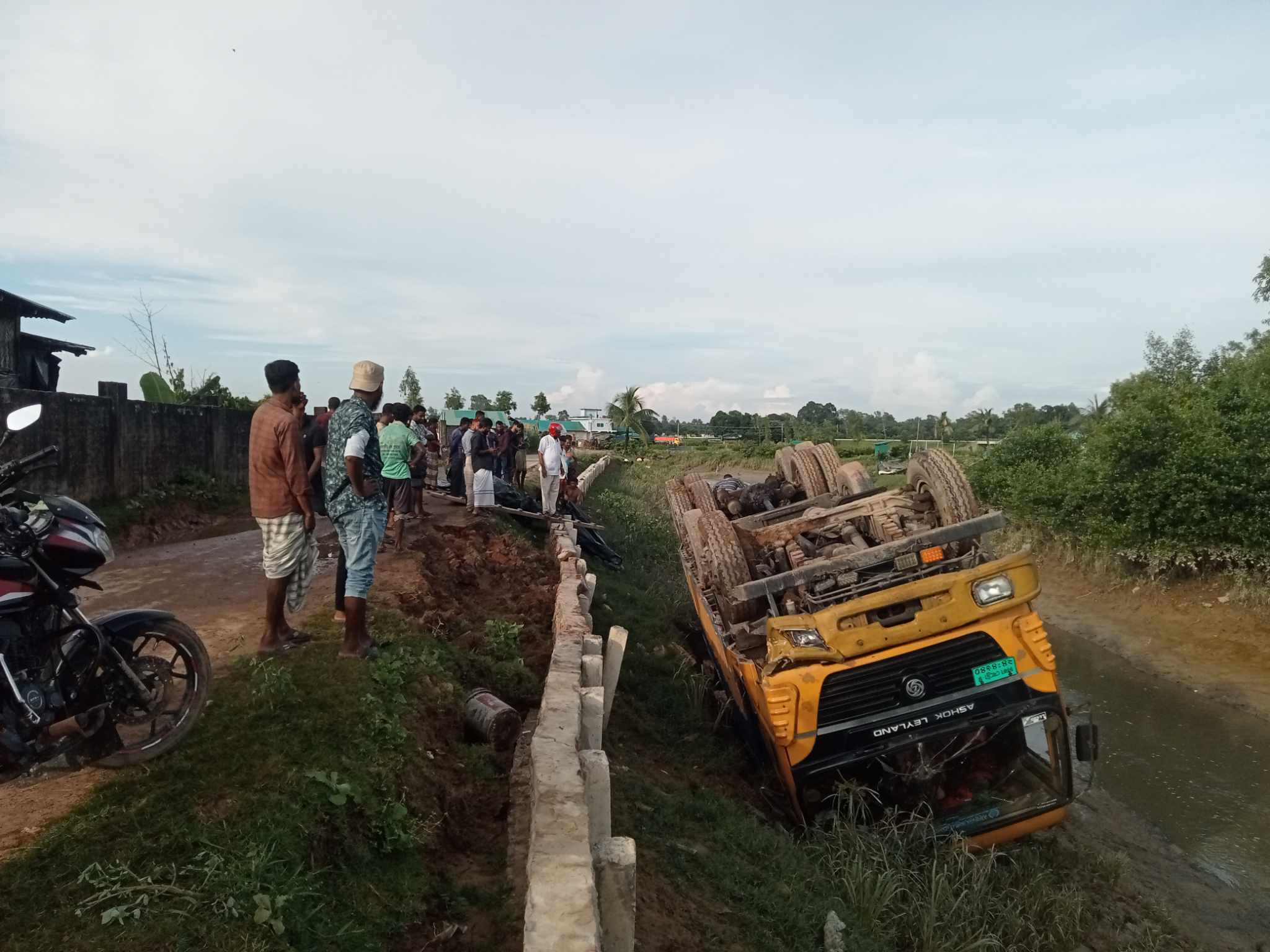 শিল্প এলাকা ইসলামপুরে উল্টে গেল লবণ বোঝাই ট্রাক