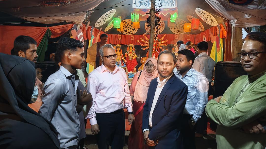 পেকুয়ায় পূজা মণ্ডপ পরিদর্শন করেন জেলা প্রশাসক আবদুল মান্নান