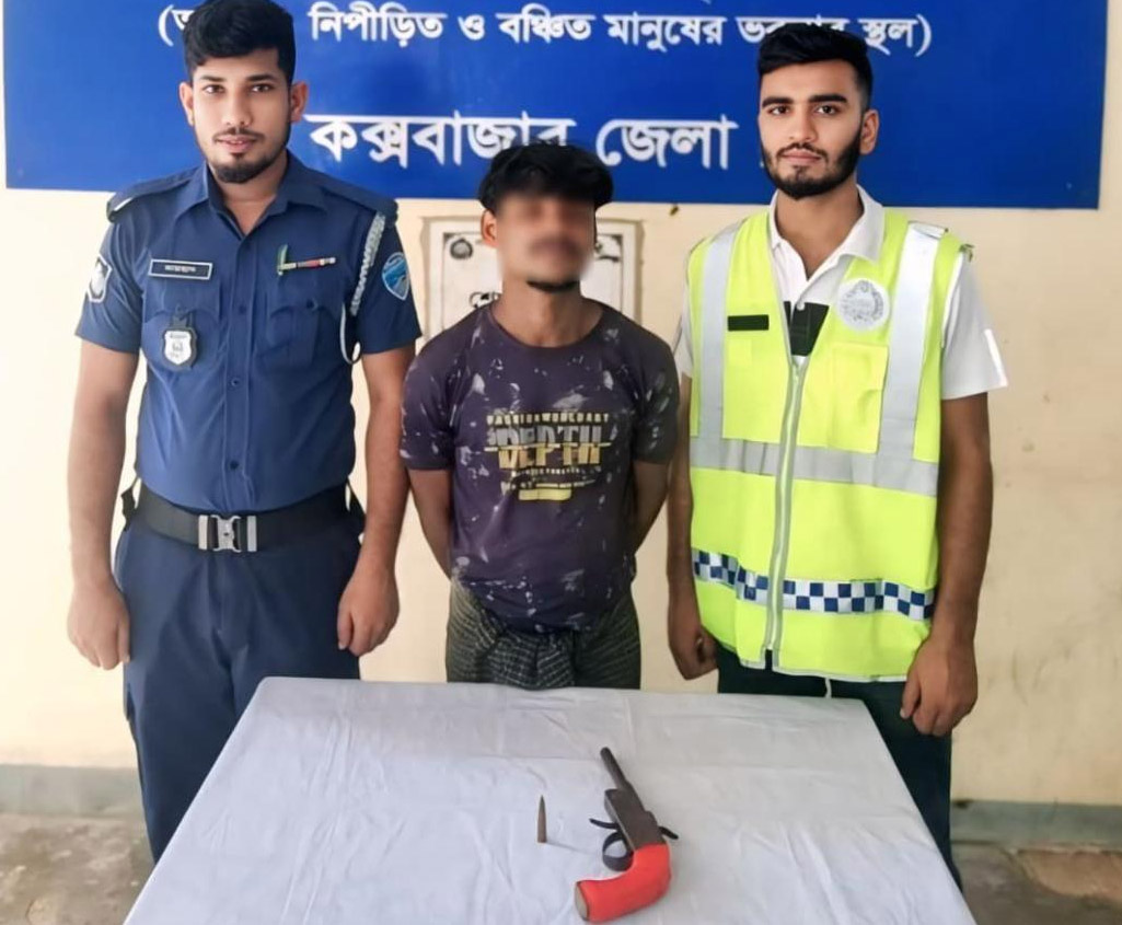 উখিয়ায় অস্ত্রসহ রোহিঙ্গা যুবক আটক