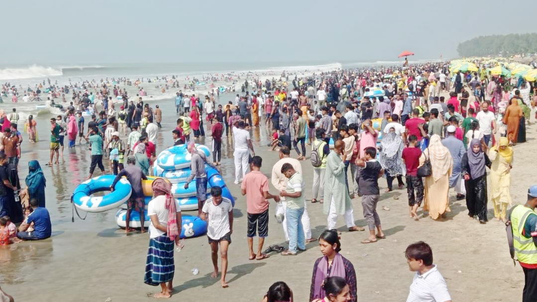 শীতের শুরুতে পর্যটকে মুখর কক্সবাজার সমুদ্রসৈকত