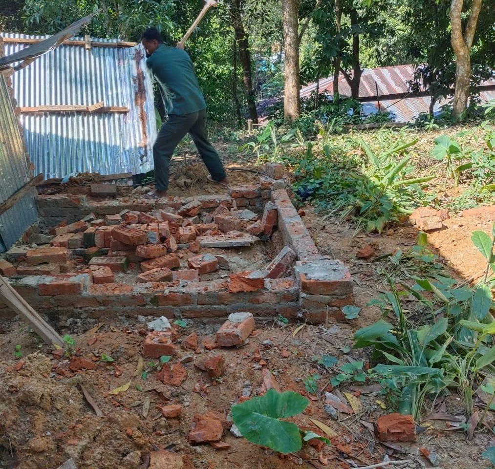 খুটাখালীতে নির্মানাধিন ২ বসতঘর গুড়িয়ে দিল বনবিভাগ