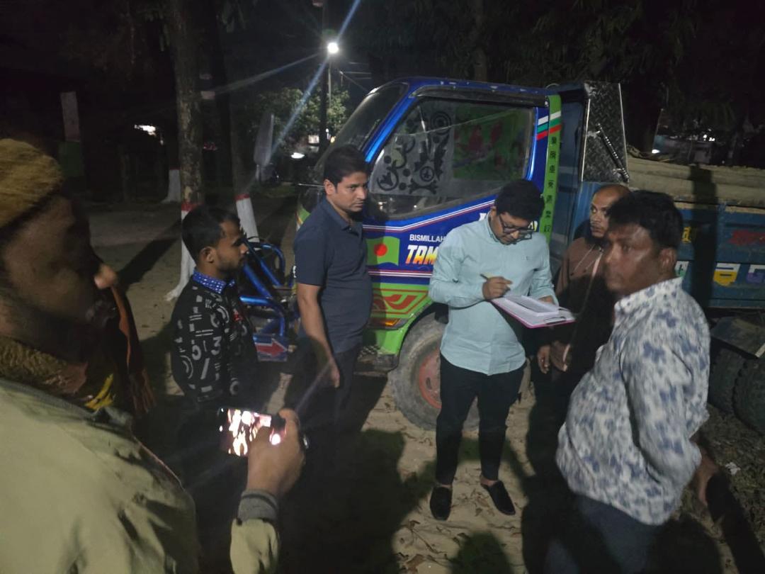 মহেশখালীতে ৩টি বালু ভর্তি ডাম্পার আটক, লাখ টাকা জরিমানা