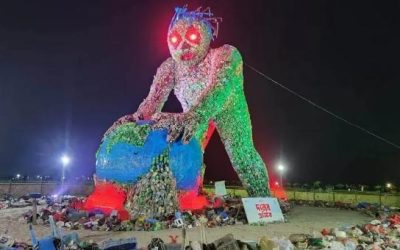 কক্সবাজার সমুদ্র সৈকতে দাঁড়িয়ে আছে বিশ্বের বৃহত্তম “প্লাস্টিক দানব”