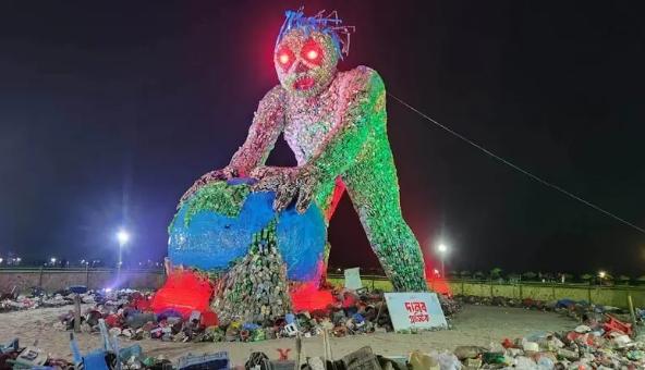 কক্সবাজার সমুদ্র সৈকতে দাঁড়িয়ে আছে বিশ্বের বৃহত্তম “প্লাস্টিক দানব”