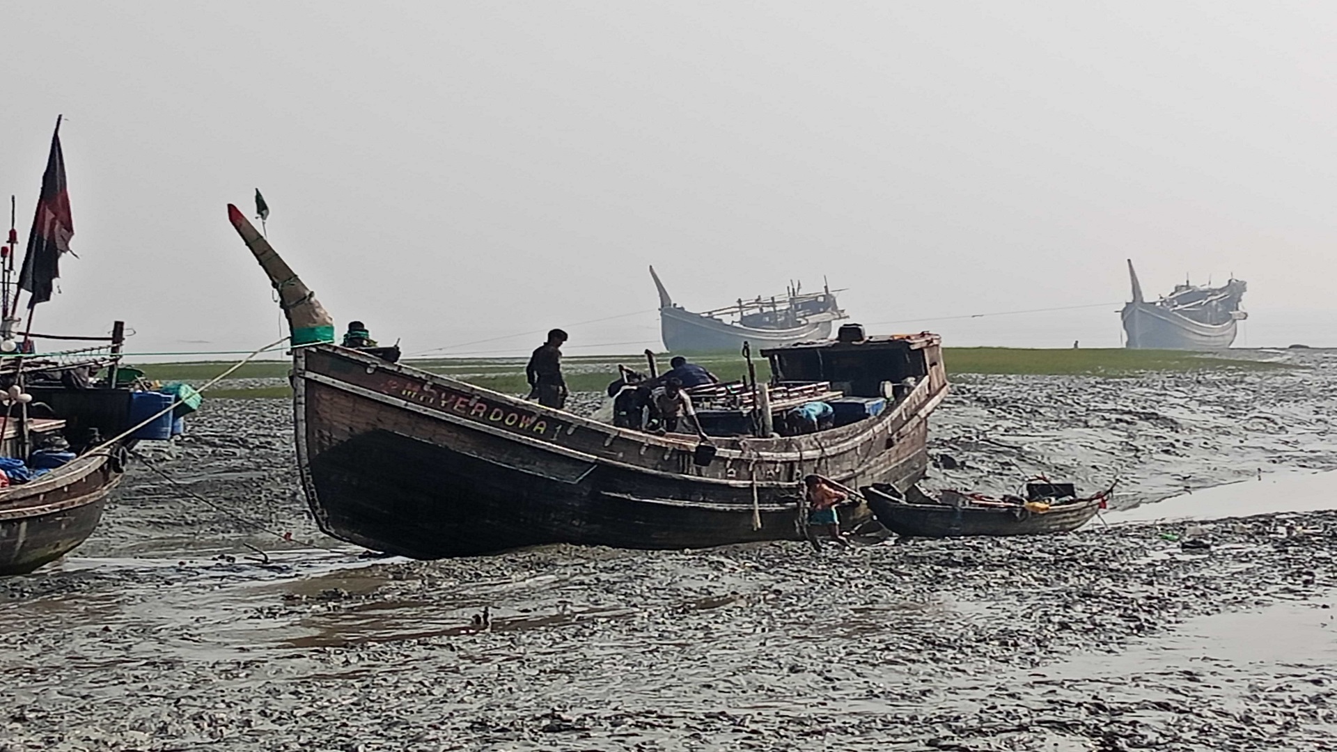 কুতুবদিয়ায় মধ্যরাতে ফিশিং ট্রলারডুবি: দুই জেলের মরদেহ উদ্ধার, নিখোঁজ ১