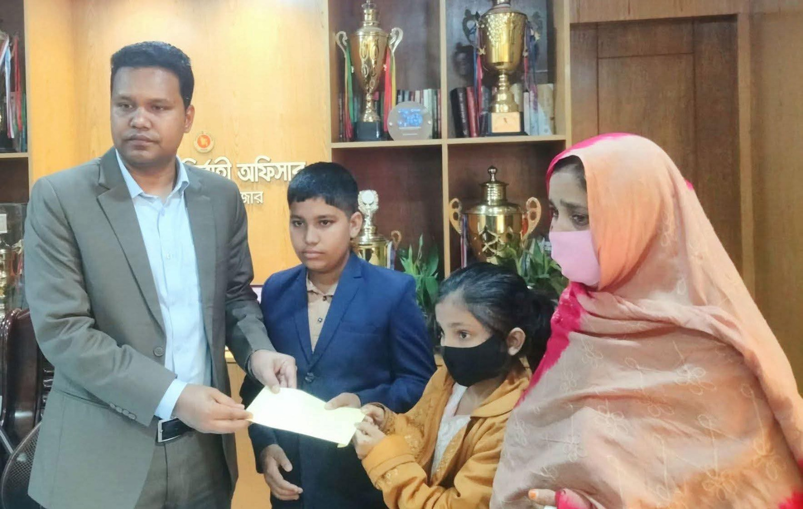 চকরিয়ার প্রয়াত সাংবাদিক হান্নান শাহ’র পরিবারের পাশে দাঁড়ালেন ইউএনও