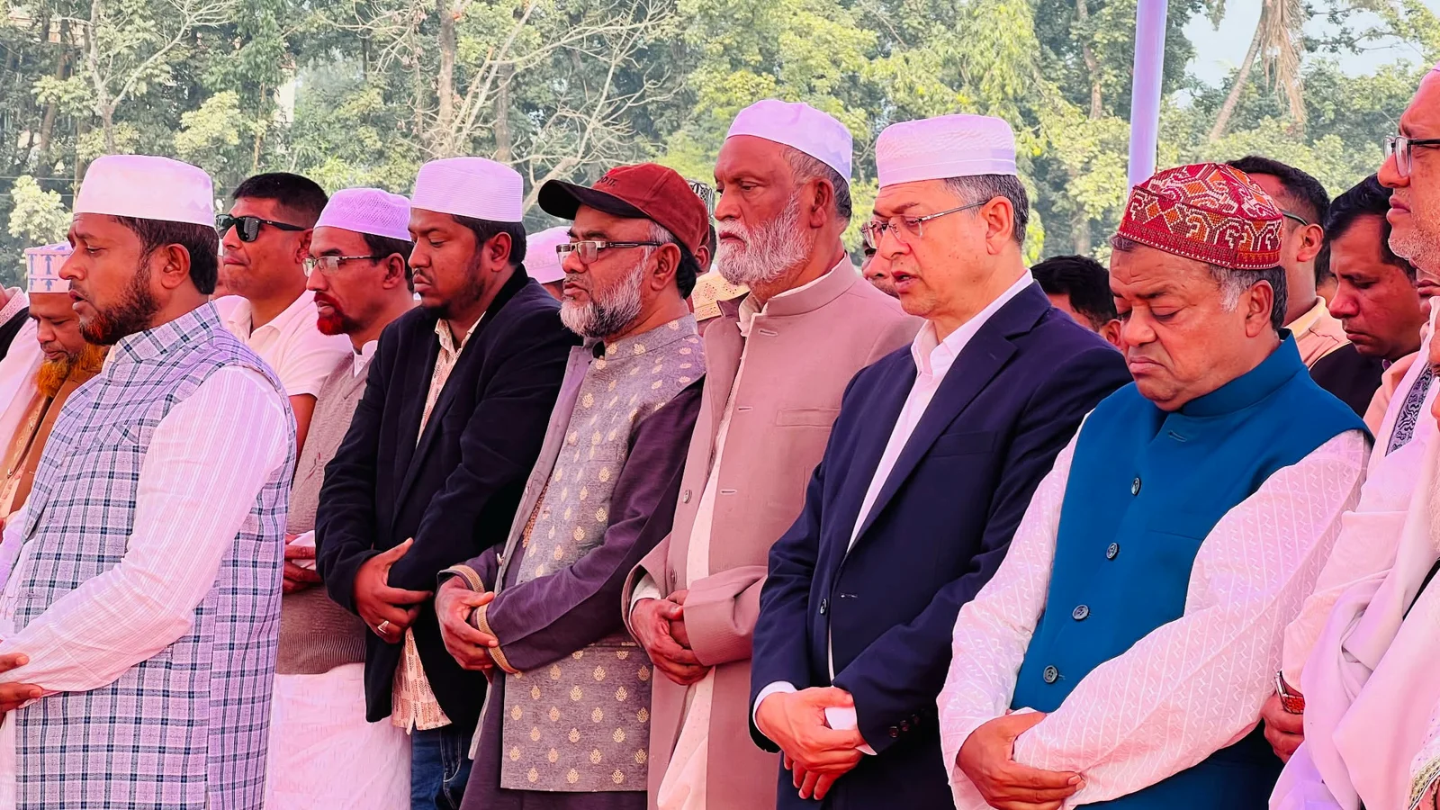 মতভেদের উর্ধ্বে উঠে যেনো বসবাস করতে পারি- সাবেক মেয়রের পিতার জানাজায় সালাহউদ্দিন