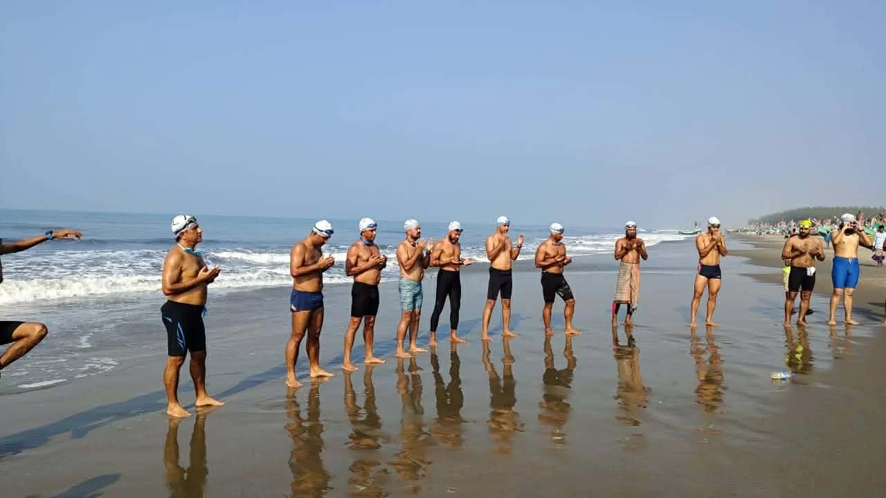 বাংলা চ্যানেল পাড়ি ২ নারীসহ ৩৫ সাঁতারুর