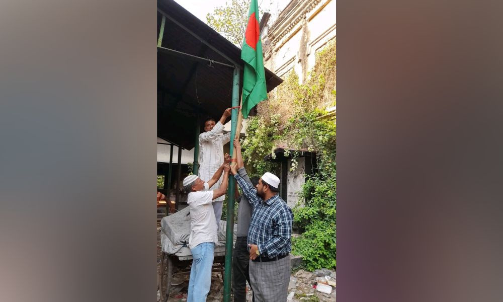 জয় বাংলা’ স্লোগান দিয়ে আ. লীগ কার্যালয়ে জাতীয় পতাকা উত্তোলন