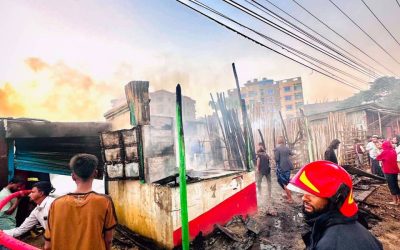 আগুন নেভাতে গিয়ে উল্টে গেল ফায়ার সার্ভিসের গাড়ি