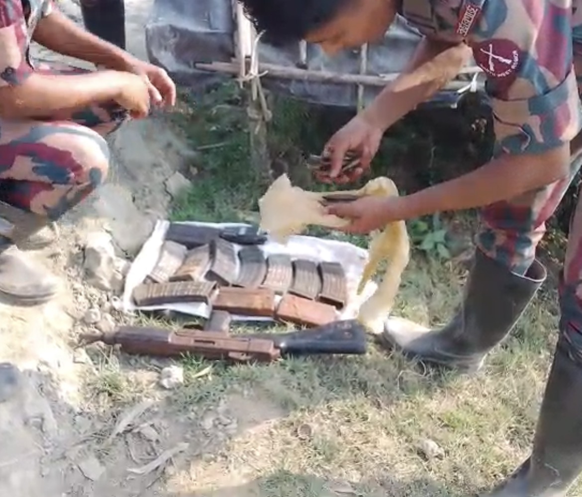 ৬৪ বিজিবি-এর বিশেষ অভিযানে নাফ নদীর তীর থকে পরিত্যক্ত অবস্থায় এসএমজি, গুলি ও ম্যাগাজিন উদ্ধার
