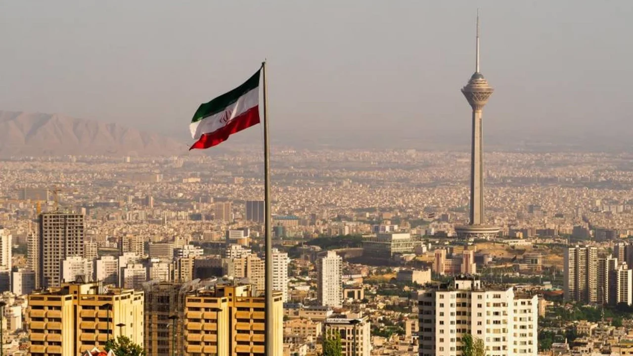 পতনের ঝুঁকিতে নেই ইরানের সরকার: মার্কিন গোয়েন্দা