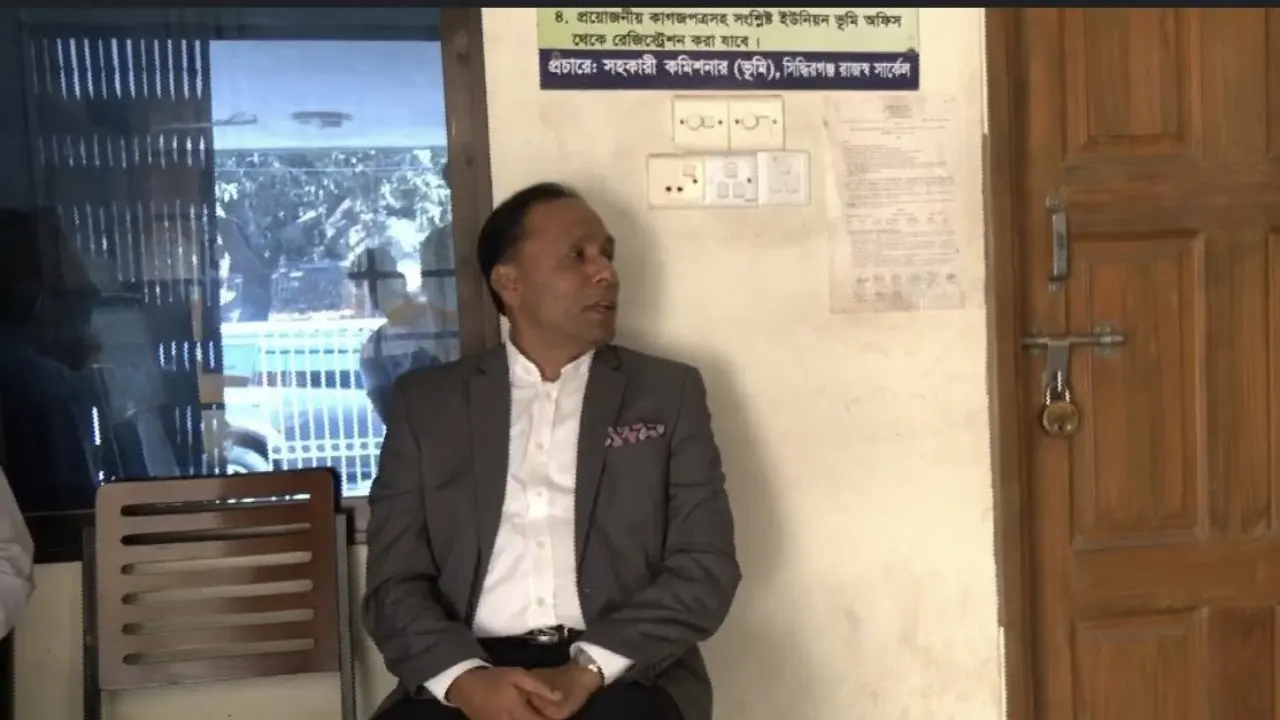 ভূমি অফিসে গিয়ে প্রতিমন্ত্রী দেখলেন কর্মকর্তারা কেউ আসেননি