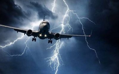 ঝড়ের তাণ্ডবে মৃত্যুভয়, অল্পের জন্য রক্ষা পেল যাত্রীরা