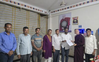 কক্সবাজার ‘ধর্ম্মাঙ্কুর বুদ্ধ বিহার’ উন্নয়নে জেলা পরিষদের ২লক্ষ টাকার ছাড়পত্র তোলে দিচ্ছে ছাত্রদল নেতা সাহেদ