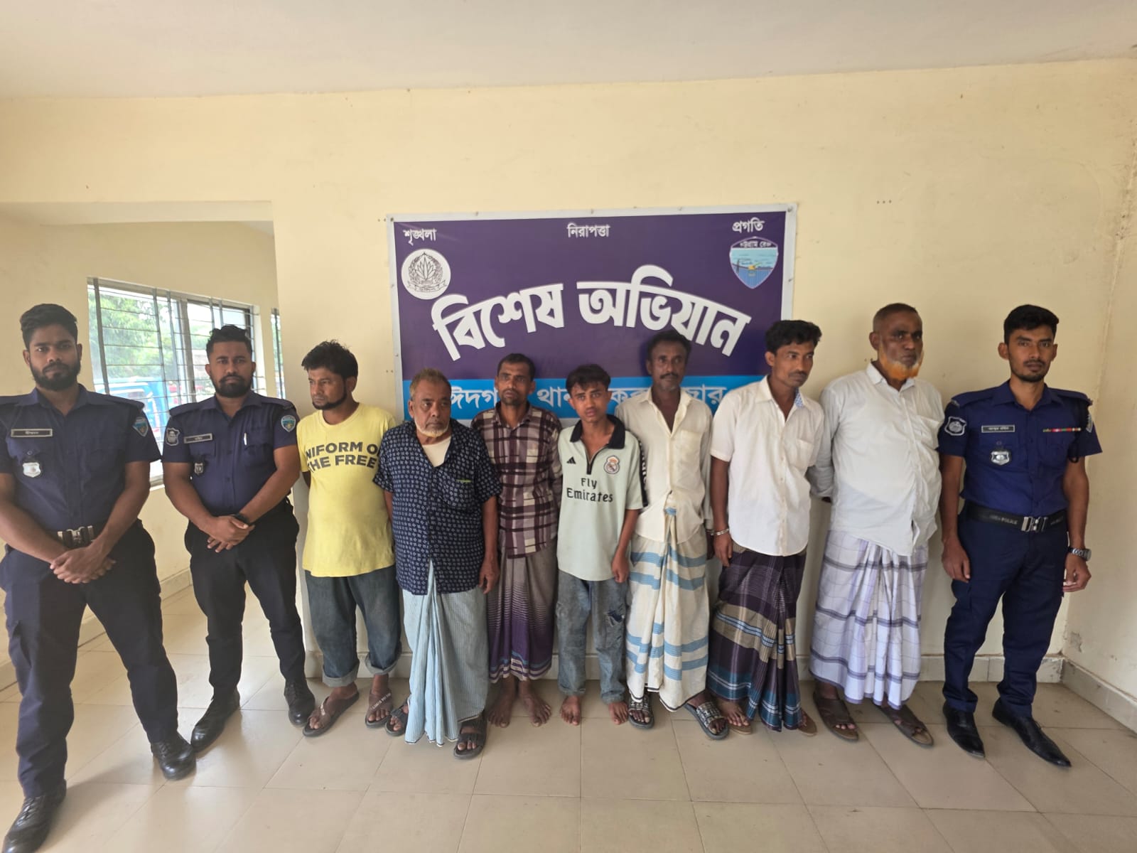 ঈদগাঁওয়ে পুলিশের বিশেষ অভিযানে হত্যা চেষ্টার পরোয়ানাভুক্ত আসামিসহ গ্রেফতার-৮