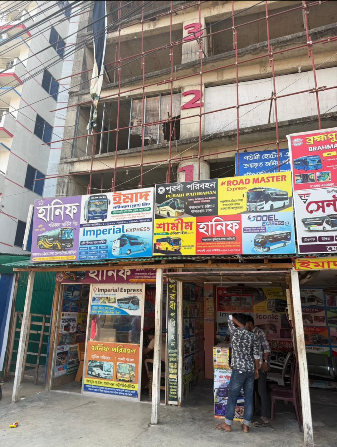 কলাতলী মোড়ের বাম পাশে সওজের জায়গা দখল করে অবৈধ স্থাপনা