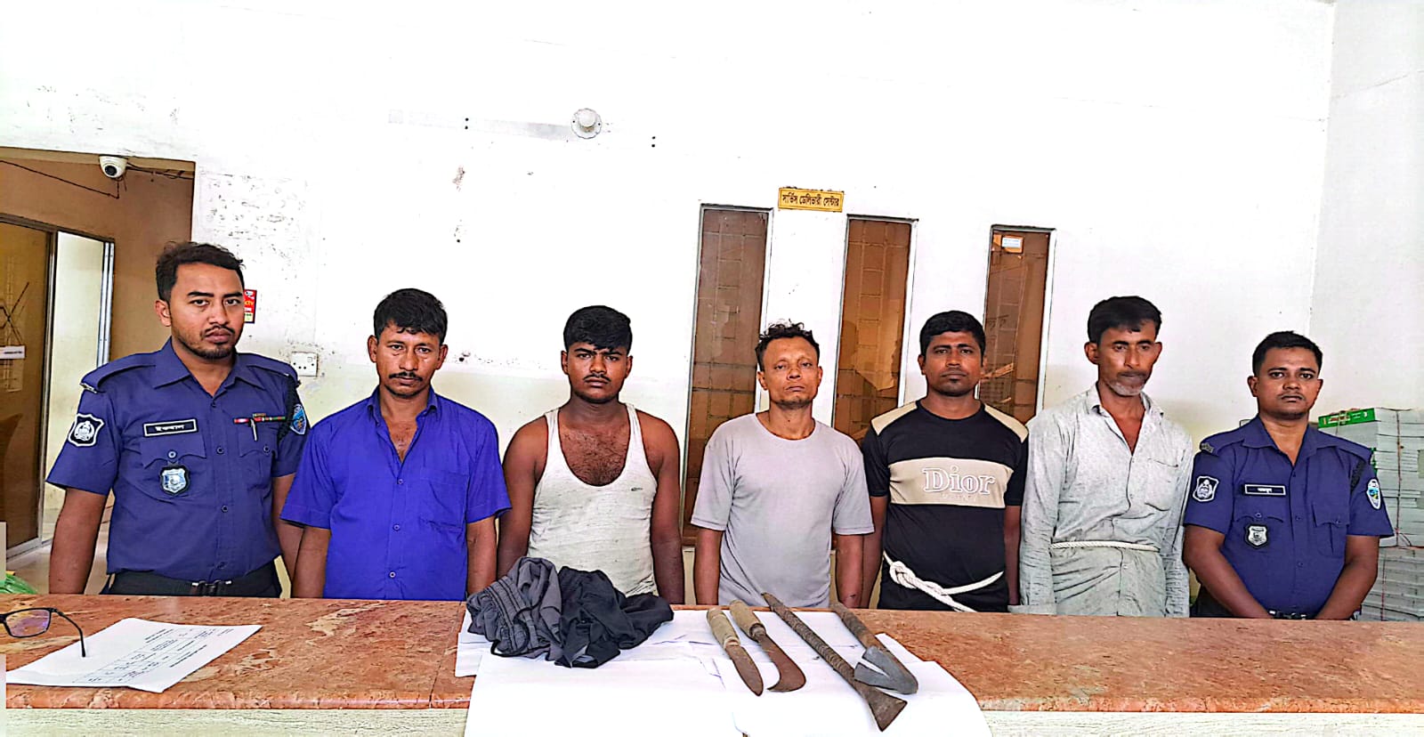 ডাকাতির ছক ভেস্তে দিল পুলিশ, অস্ত্রসহ ৫ ডাকাত গ্রেপ্তার