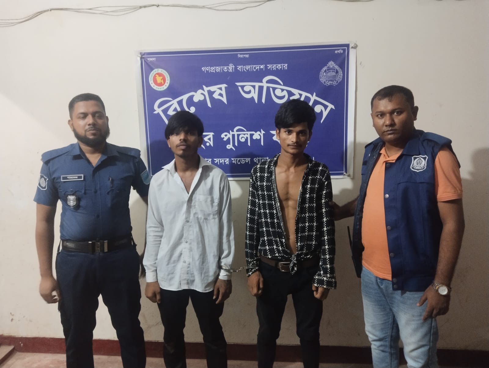 কক্সবাজারে পুলিশের বিশেষ অভিযান: ৩ শীর্ষ ছিনতাইকারী গ্রেফতার, রয়েছে একাধিক মামলা