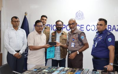 কক্সবাজার জেলা পুলিশের প্রশংসনীয় উদ্যোগ: আইফোন (iPhone)সহ ৫০টি হারানো মোবাইল উদ্ধারপূর্বক প্রকৃত মালিকদের নিকট হস্তান্তর
