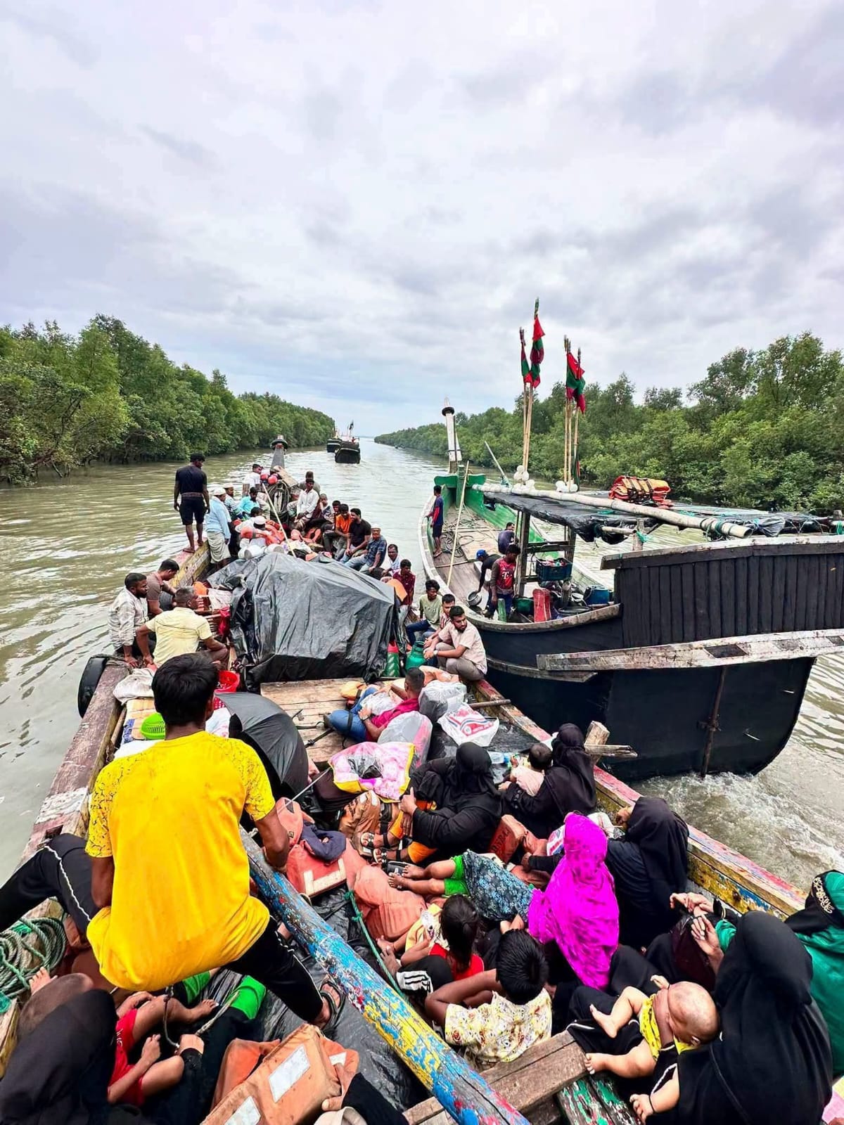 আটকে পড়া শতাধিক সেন্ট মার্টিনবাসী ট্রলারে করে ফিরছেন