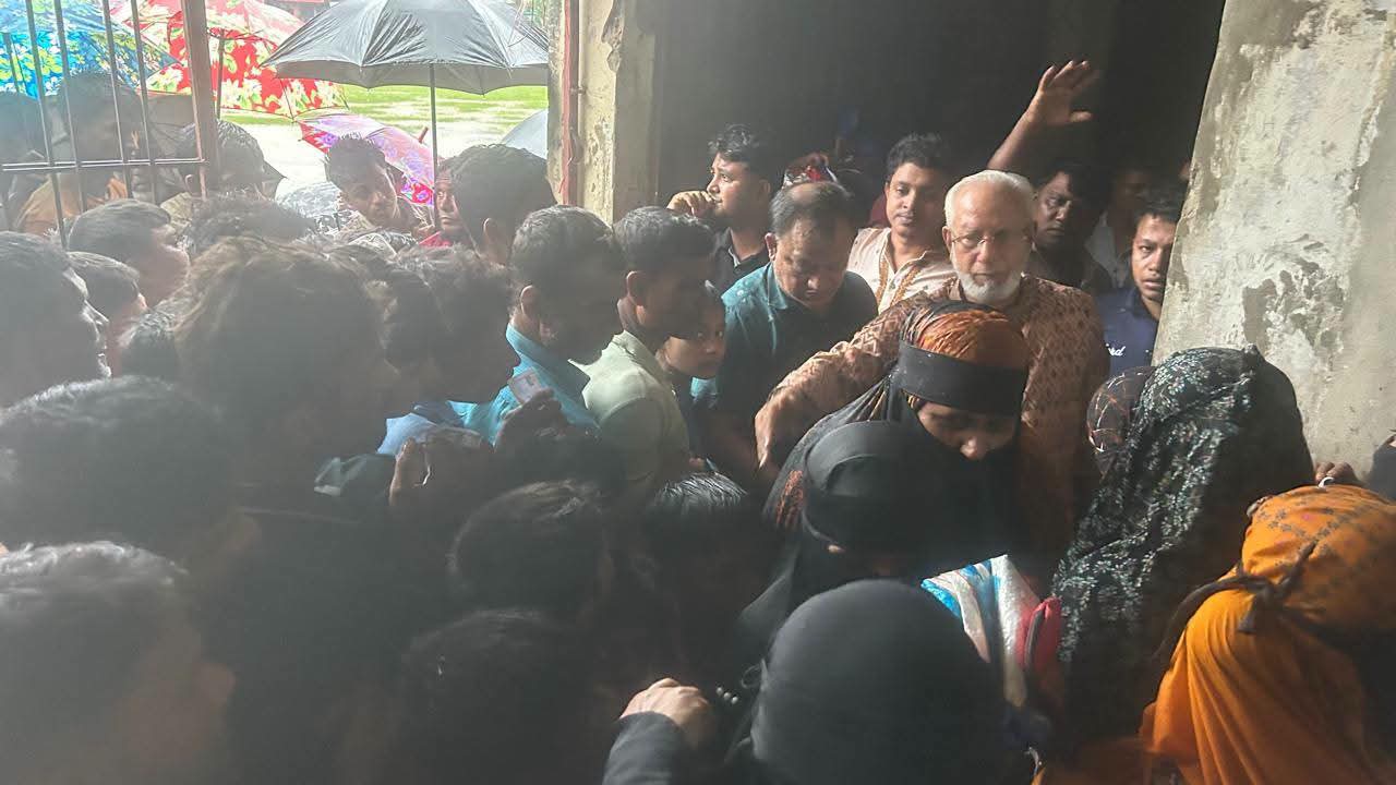 মহেশখালীতে অতিবৃষ্টিতে ক্ষতিগ্রস্তদের মাঝে এমপি আলমগীর ফরিদের চাল বিতরণ