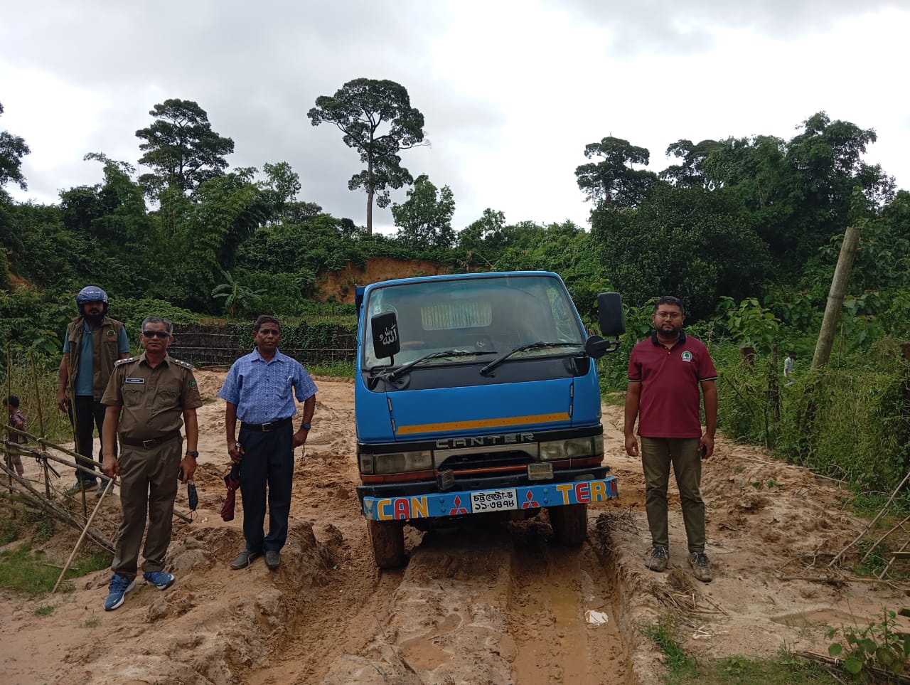 পাহাড়কাটা অবস্থায় মোক্তার মেম্বারের ডাম্পার জব্দ করলো বনবিভাগ