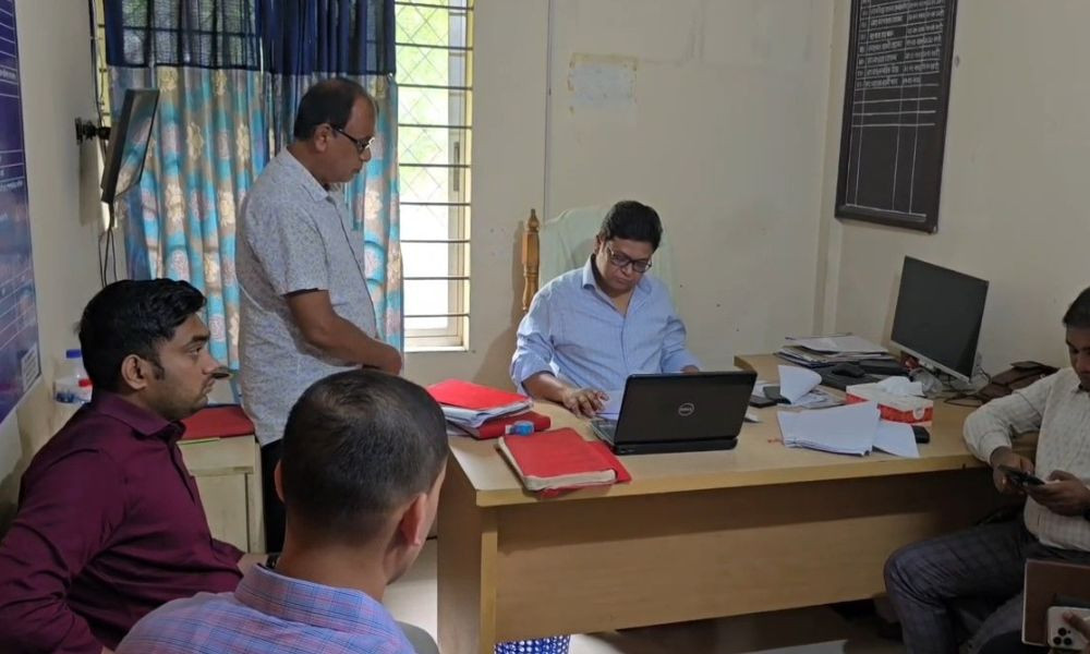 অদক্ষতা ও বহিরাগতদের দিয়ে দাপ্তরিক কাজ ভূমি অফিসের সব কর্মকর্তা-কর্মচারী বরখাস্ত