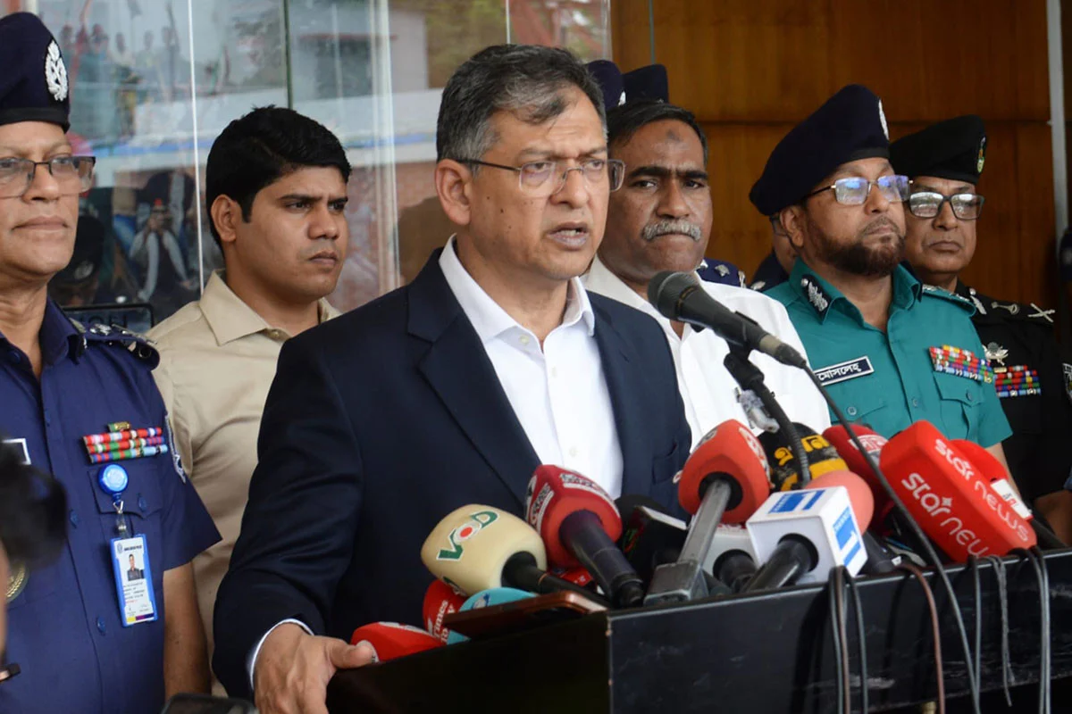 অবৈধ অস্ত্র উদ্ধারে তথ্য দিলে ২ লাখ টাকা পর্যন্ত পুরস্কার ঘোষণা স্বরাষ্ট্রমন্ত্রীর