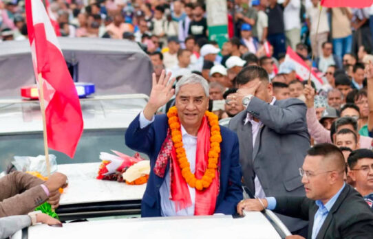 গ্রেপ্তারি পরোয়ানা মাথায় নিয়ে দেশে ফিরলেন নেপালের সাবেক প্রধানমন্ত্রী