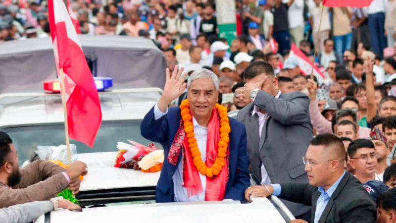 গ্রেপ্তারি পরোয়ানা মাথায় নিয়ে দেশে ফিরলেন নেপালের সাবেক প্রধানমন্ত্রী