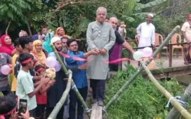 বাঁশ দিয়ে সাঁকো উদ্বোধন করলেন বিএনপি নেতা