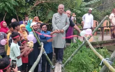 বাঁশ দিয়ে সাঁকো উদ্বোধন করলেন বিএনপি নেতা